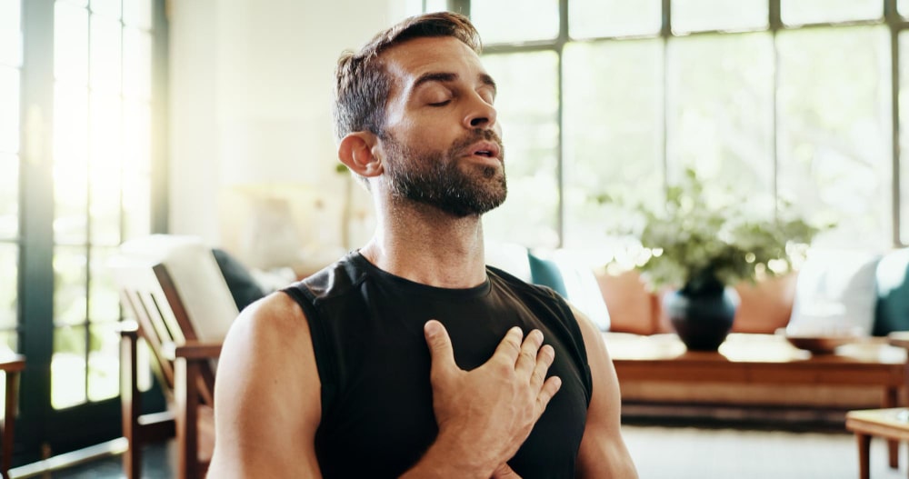 Respiration et sérénité après l’arrêt du tabac. Homme pratiquant la respiration profonde, symbolisant le bien-être et l'arrêt du tabac.